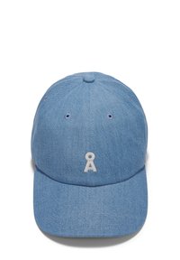 Blaue Denim-Baseballmütze mit einem gebogenen Schirm, gesticktem Logo an der Vorderseite, sechs-Panel-Design und Belüftungsösen.