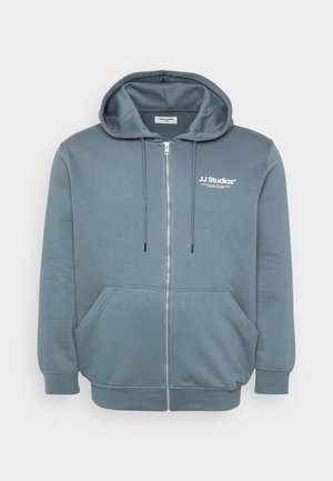 Reißverschluss-Hoodie aus weichem, blau-grauem Stoff mit einer Kapuze mit Kordelzug, Kängurutaschen, gerippten Bündchen und kleinem Logo auf der Brust.