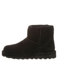 Stivale alla caviglia in suede nero con punta arrotondata, foderato in shearling e suola in gomma testurizzata. Design semplice con dettagli di cucitura minimali.