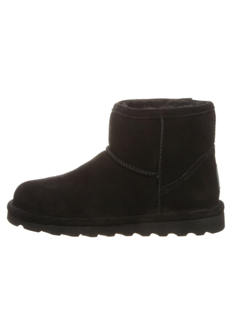 Stivale alla caviglia in suede nero con punta arrotondata, foderato in shearling e suola in gomma testurizzata. Design semplice con dettagli di cucitura minimali.