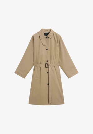 Beige knielanger Trenchcoat mit Kragen, Knopfverschluss, tailliertem Gürtel und seitlichen Taschen, flach auf weißem Hintergrund ausgebreitet.