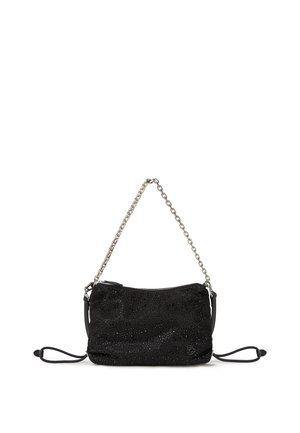Borsa a tracolla in suede nera con tracolla in catena metallica, caratterizzata da una superficie testurizzata con piccoli chiodi e una chiusura con zip. Include una tracolla removibile.