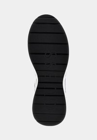 Suola di sneaker nera in gomma con scanalature orizzontali, con il nome del marchio "GUESS" impresso al centro. Design pulito e lineare.