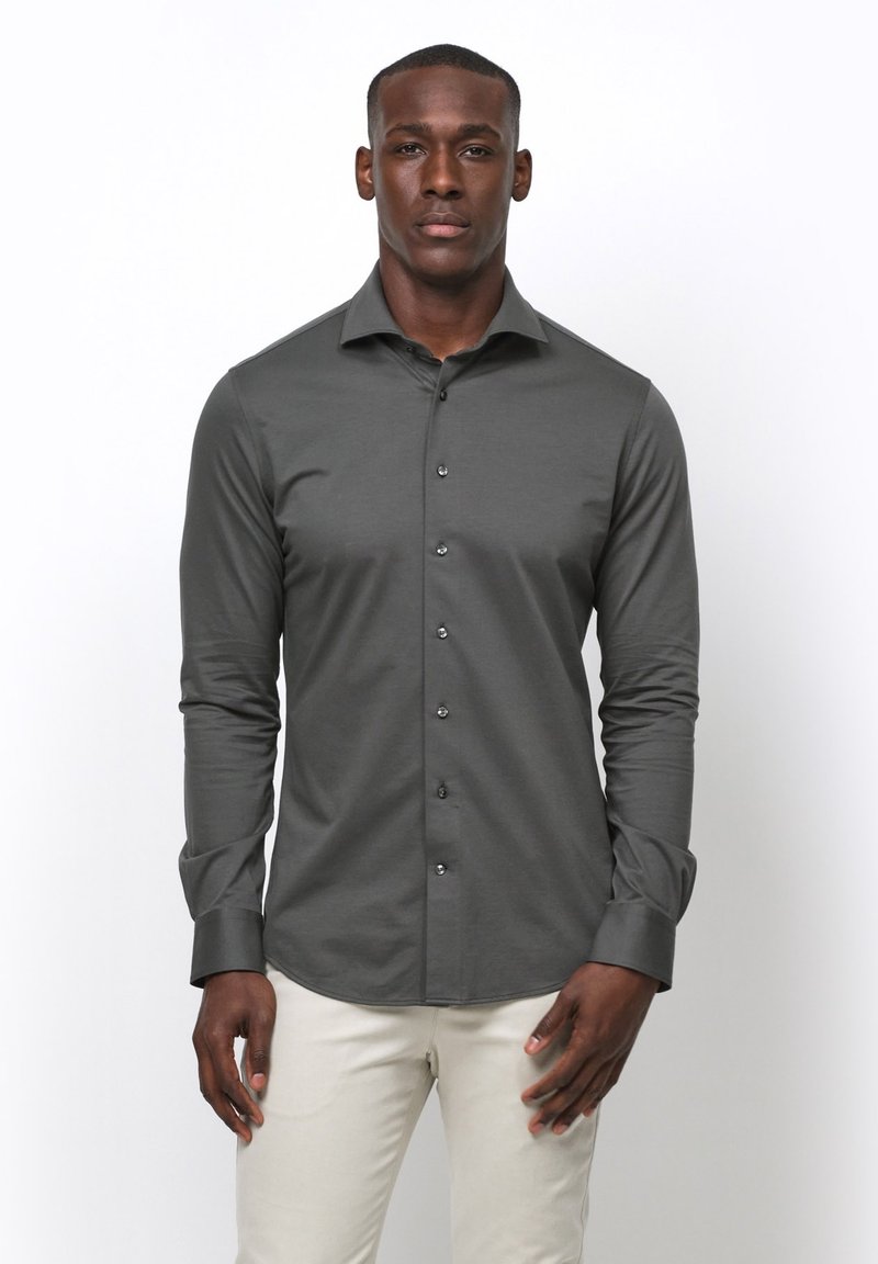 Grijze lange mouwen button-up shirt, gemaakt van gladde stof, met een standaard kraag, voorste knoopsluiting en een fitted design.
