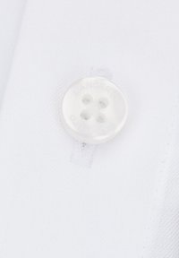 Biały materiał z błyszczącym, okrągłym guzikiem z czterema otworami i wytłoczonym napisem "LANCERTO". Guzik przyszyty do materiału białą nitką.