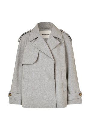 Cappotto in misto lana grigia con colletto a scollo, flap asimmetrico, tasche laterali e polsini con bottoni. Presenta dettagli metallici sulle spalle.
