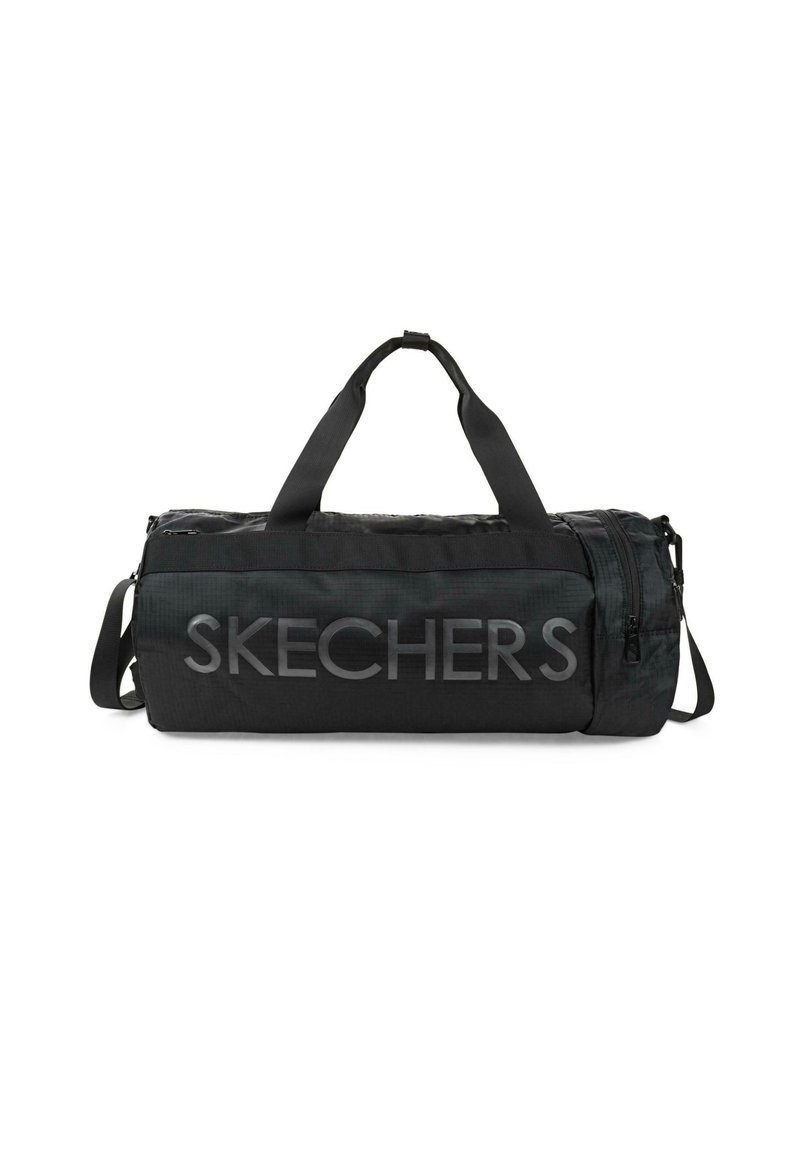 Bolsa de deporte negra con superficie texturizada, que presenta un gran logo de "SKECHERS", asas dobles y una correa para el hombro ajustable. Compartimentos con cremallera.