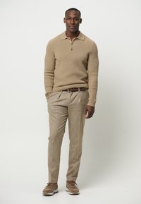 PROFUOMO Chino - dark sand