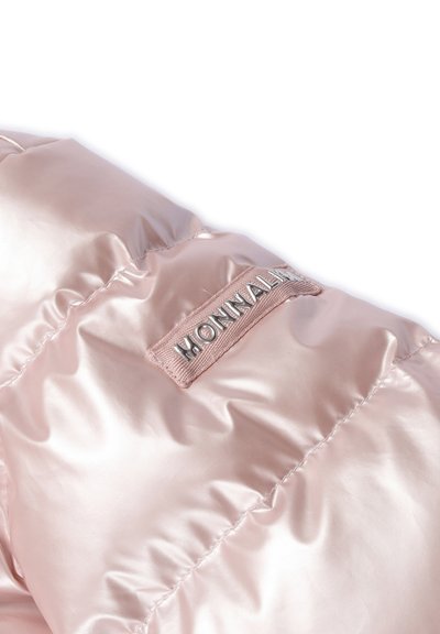 Sezione di giacca a vento rosa con una texture lucida e liscia. Presenta un'etichetta di marca con il nome "MONNALISA" e dettagli di cucitura sottili.