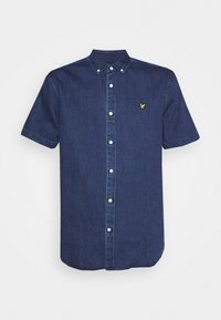 Camicia a maniche corte in denim scuro con una placca centrale per i bottoni, colletto a punta e un piccolo logo giallo sul lato sinistro del petto.