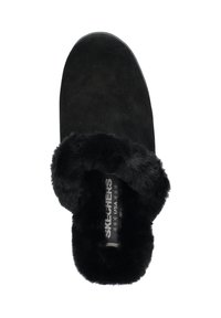 Zwarte nubuck slipper met een plush bontvoering en manchette. Beschikt over een gevoerd voetbed en merkvoering aan de binnenkant. Plat zoolontwerp voor comfort.