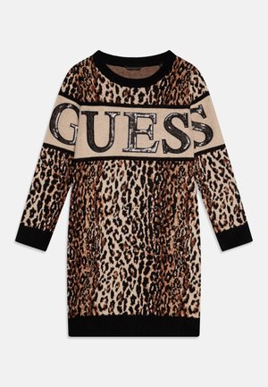 Robe en maille imprimé léopard à manches longues, avec poignets et col côtelés noirs, comportant le texte "GUESS" sur une bande beige sur la poitrine.