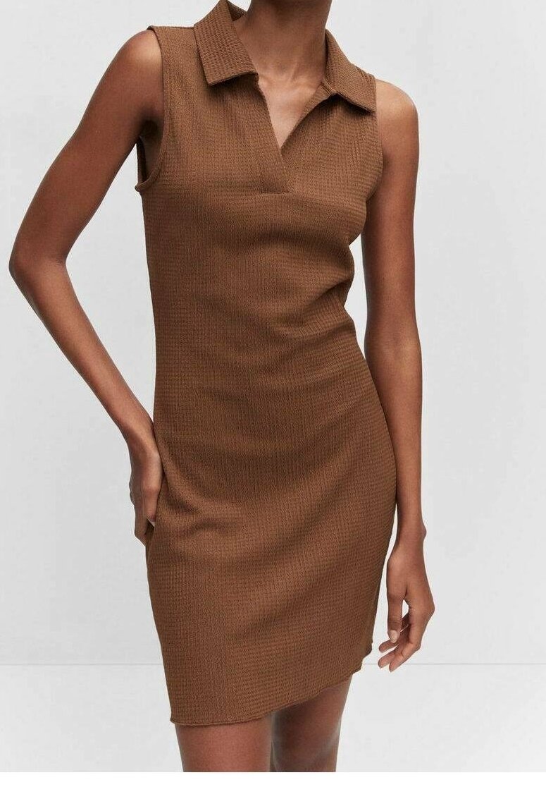 Robe sans manches marron avec un col, en tissu texturé, forme ajustée et courte. Design minimaliste avec une silhouette épurée.