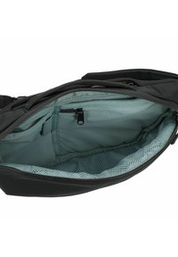 Borsa nera con apertura con zip; l'interno presenta un rivestimento in rete blu chiaro e numerose tasche per l'organizzazione.