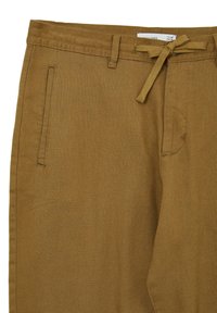 Pantalon marron avec une ceinture en tissu nouée, poches latérales et passants de ceinture, fabriqué en matière tissée texturée.
