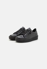 Sneakers neri con finitura lucida, suola in gomma testurizzata e design con lacci. Presentano cerniere laterali per una facile indossatura.