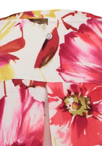 Bluse mit Blumenmuster, die lebhafte pinke und gelbe Blumen auf einem hellen Hintergrund zeigt, mit einem kleinen dekorativen Knopf am Kragen und einer Rückenbelüftung.