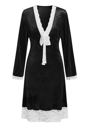 Zwarte fluwelen jurk met lange mouwen, diepe V-hals, kanten afwerking bij de halslijn en zoom, en een gebonden sluiting aan de voorkant. Zachte textuur en elegant ontwerp.