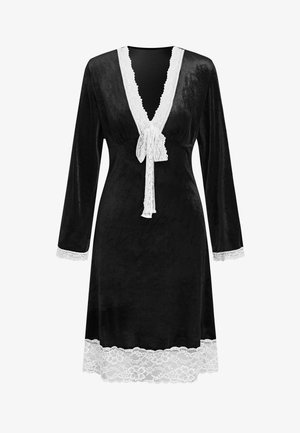 Zwarte fluwelen jurk met lange mouwen, diepe V-hals, kanten afwerking bij de halslijn en zoom, en een gebonden sluiting aan de voorkant. Zachte textuur en elegant ontwerp.