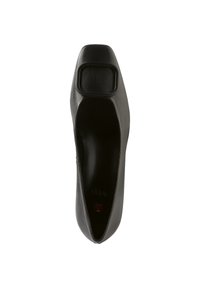 Scarpa in pelle nera con punta quadrata, superficie liscia e un ampioAccent on the front. L'interno è foderato con un materiale morbido.