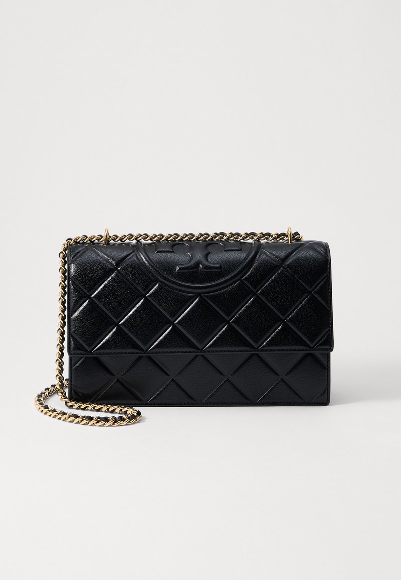 Črna usnjena torba s prešito vzorcem in verižnim trakom, pravokotne oblike, z odtisnjenim logotipom in teksturiranim diamantičnim vzorcem na površini.