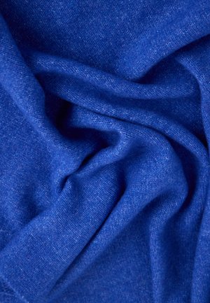 Tissu bleu avec une texture lisse, présentant un motif légèrement chiné. Le matériau semble doux et drape en plis délicats.