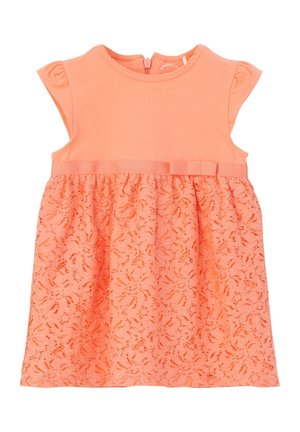 Koraalroze mouwloze babyjurk met kanten rok, klein strikje in de taille en een rits aan de achterkant.