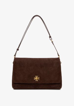 Sac à main en daim marron au design plat, avec un emblème doré sur le devant et une fine bandoulière en cuir.