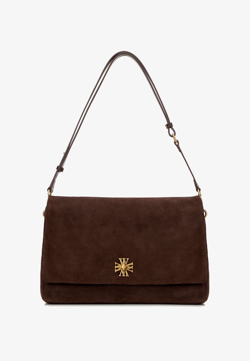 Brązowa torebka z zamszu o płaskim designie, z złotym emblematem z przodu i smukłym skórzanym paskiem na ramię.