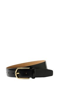 Ceinture en cuir noir avec une texture lisse, boucle en métal doré et plusieurs trous pour un ajustement réglable. Plate, avec une extrémité effilée.