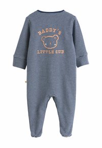 Body neonato a righe blu e bianche realizzato in tessuto morbido, con maniche lunghe, design con piedini e ricamo "Il piccolo orsetto di papà" accompagnato da una grafica di orso.