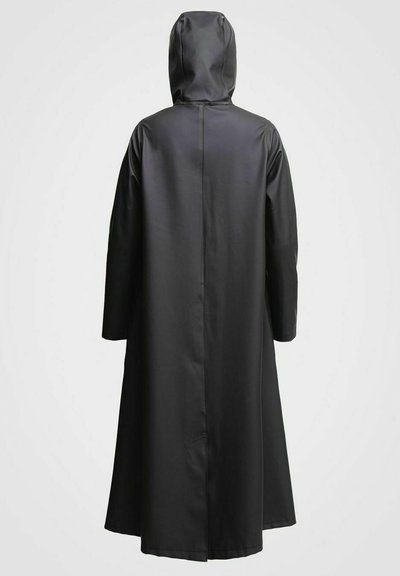 Zwarte waterdichte lange jas met een capuchon, met een rechte snit en lange mouwen, gemaakt van glad, duurzaam materiaal.
