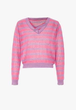Rövidített, V-nyakú pulóver könnyű kötött anyagból, rózsaszín és lila vízszintes csíkokkal, bordás aljjal és gallérokkal.