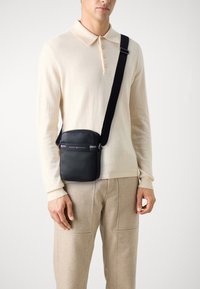 Tommy Hilfiger CORP TEXTURE REPORTER UNISEX - Borsa a tracolla - black