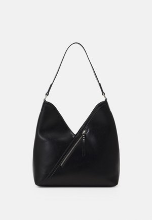 Borsa hobo in pelle nera con un design a forma di V distintivo, caratterizzata da una tasca con zip diagonale e una sola tracolla regolabile. Texture liscia.
