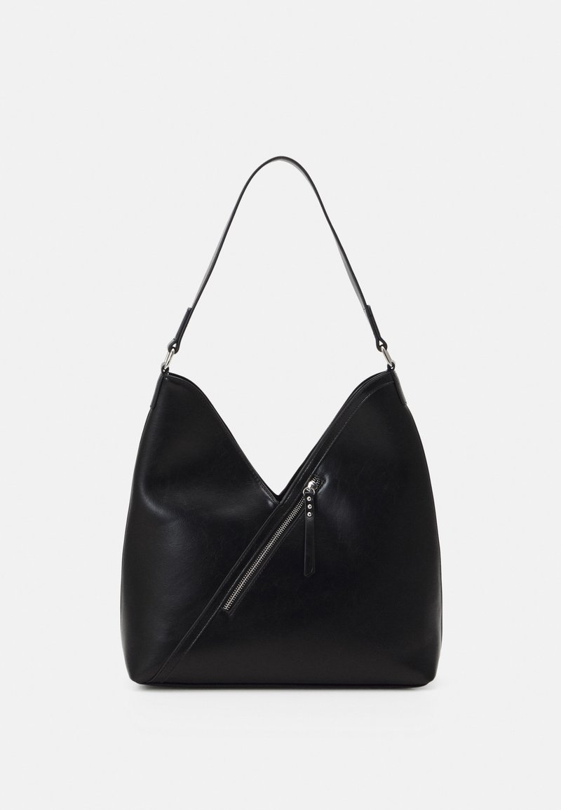 Svart läder hobo-väska med en distinkt V-formad design, med en sned dragkedjeficka och ett justerbart axelrem. Slät textur.