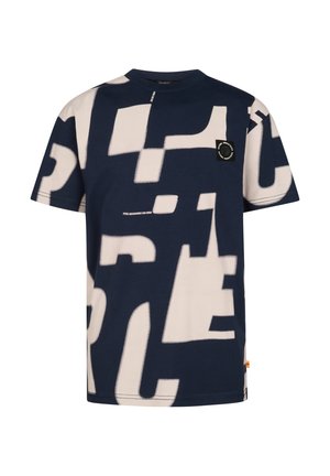 Marineblaues T-Shirt aus Baumwolle mit einem großen abstrakten beigen Muster und einem schwarzen Logopatch auf der linken Brust. Kurzärmlig.