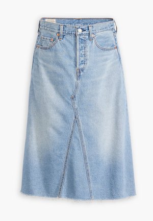 Jupe midi en denim bleu clair avec fente avant, passants de ceinture, fermeture par bouton et style à cinq poches.