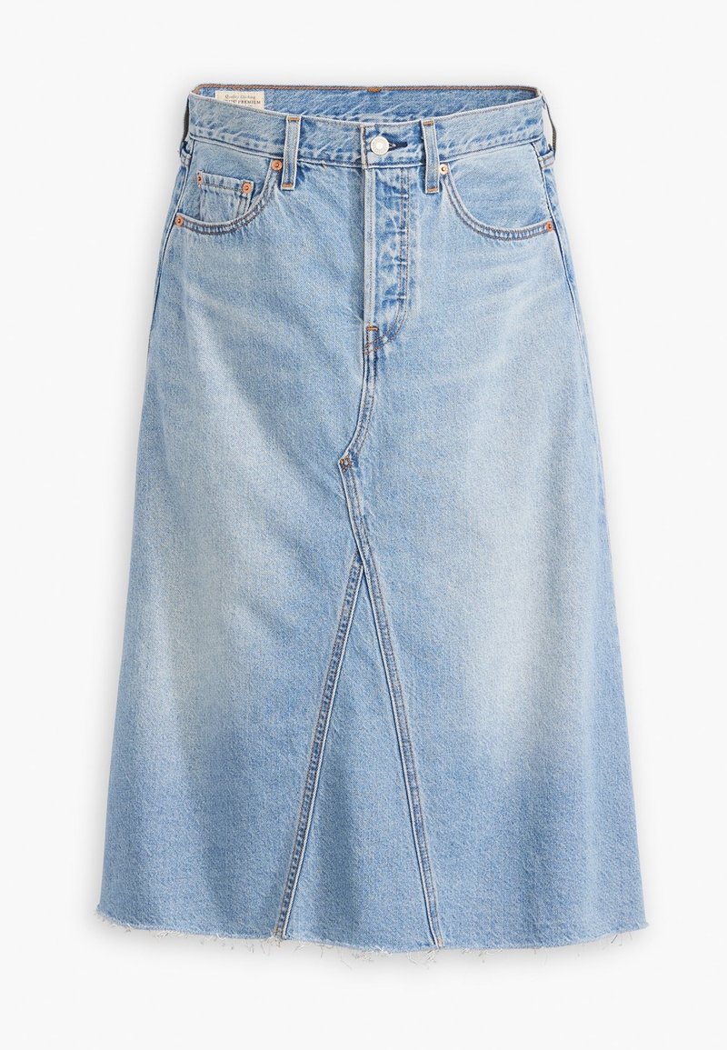 Jupe midi en denim bleu clair avec fente avant, passants de ceinture, fermeture par bouton et style à cinq poches.