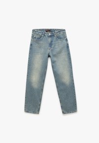 Jeans de mezclilla de color azul claro con un diseño de pierna recta, que cuentan con cinco bolsillos y detalles deslavados en la tela para un aspecto usado.