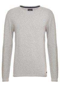 Pull à manches longues gris clair avec une texture côtelée et un col rond. Il présente des détails de couture subtils et une étiquette à l'ourlet.