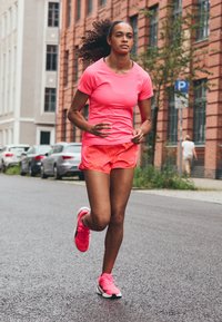 Puma RUN CLOUDSPUN SS TEE W - T-skjorte til trening - sunset glow