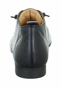 Schwarzer Lederschuh mit niedrigem Absatz, abgerundeter Spitze und Zugschlaufen an den Seiten. Glatte Textur und Nahtdetails auf der Rückseite.