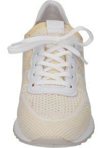 Lehká teniska s bílým a světle žlutým pleteným svrškem, s designem na zavazování na tkaničky, polstrovaným límcem a texturovanou podrážkou.