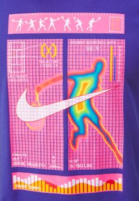 Μωβ T-shirt με έντονο ροζ γραφικό που περιλαμβάνει βιομετρικά δεδομένα, συμπεριλαμβανομένου ενός στυλιζαρισμένου λογότυπου Nike, πλέγματα και πολύχρωμη φιγούρα.