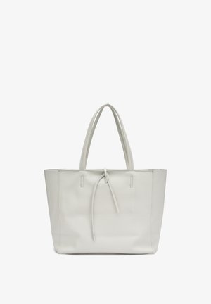 Sac fourre-tout en cuir blanc avec deux poignées, forme rectangulaire, surface texturée et détail noué en haut.