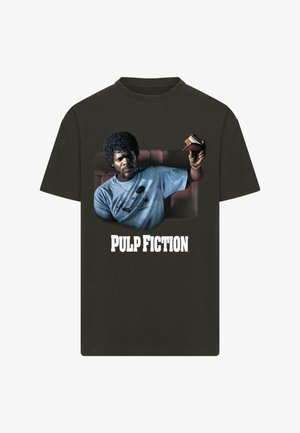 Sort bomulds T-shirt med et trykt grafik af en mand, der holder en pung, med teksten "PULP FICTION" i hvid under billedet.