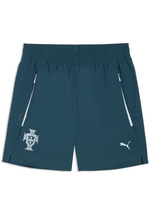 Shorts de sport bleu sarcelle foncé avec taille élastique, logo Puma blanc sur la jambe droite et emblème de football du Portugal sur la jambe gauche.