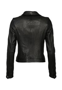 Svart läderjacka med en åtsittande design, som har en spetsig krage, strukturerade axlar och knappar på ärmarna.