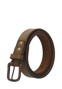 Bruine leren riem opgerold met een messing gesp en twee messingen klinknagels nabij het sluitingsuiteinde, afgebeeld tegen een witte achtergrond.